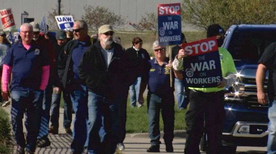 Hundreds rally to support striking John Deere UAW workers