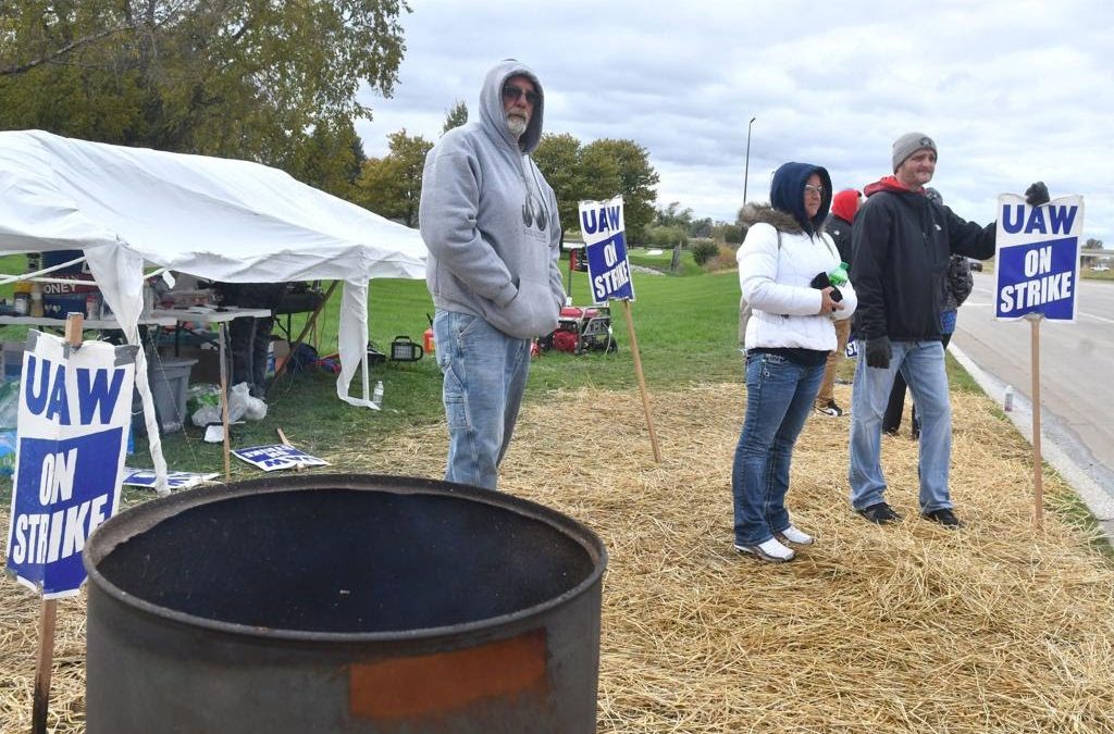 UAW wants temporary injunction in Deere strike to be vacated