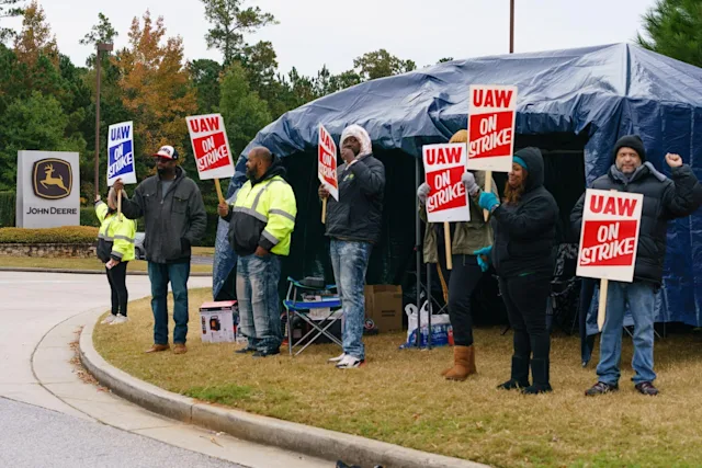 Deere, Striking Union to Return to Bargaining Table Thursday