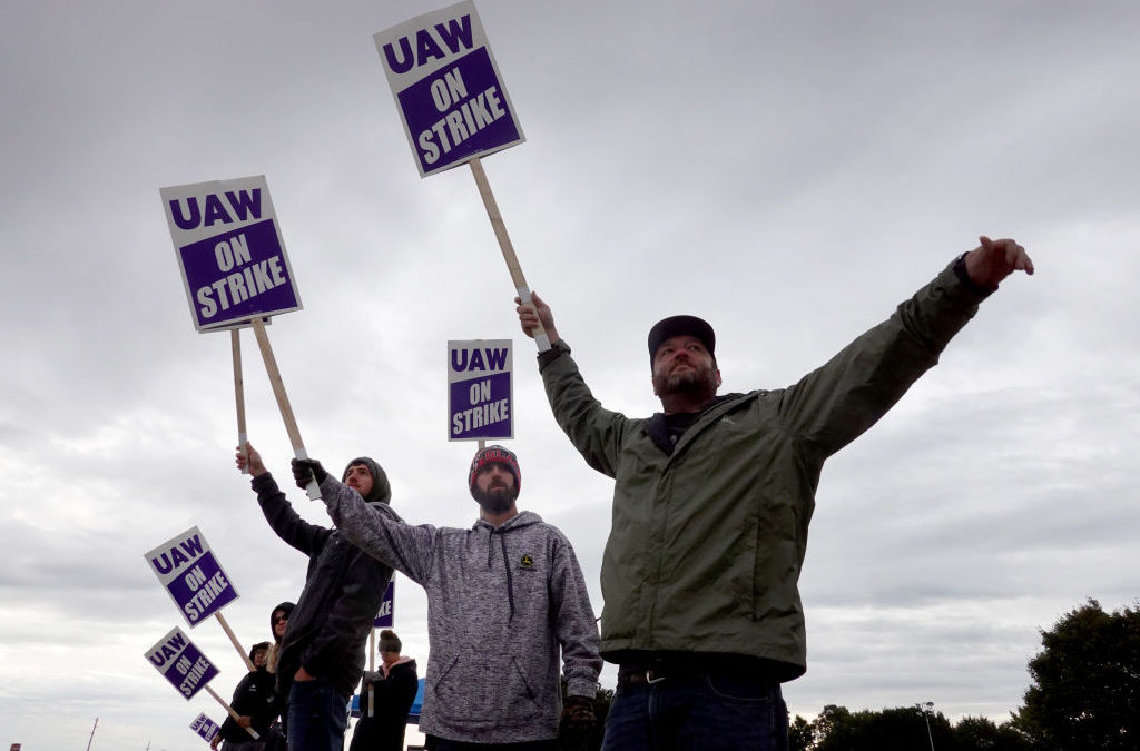 Poll: Most Iowans support UAW members on strike from John Deere